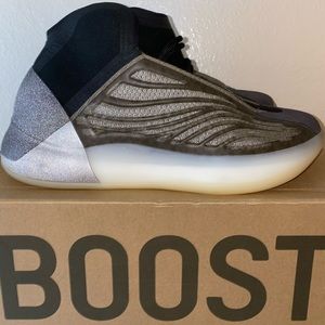 YEEZY QNTM SIZE 8 US